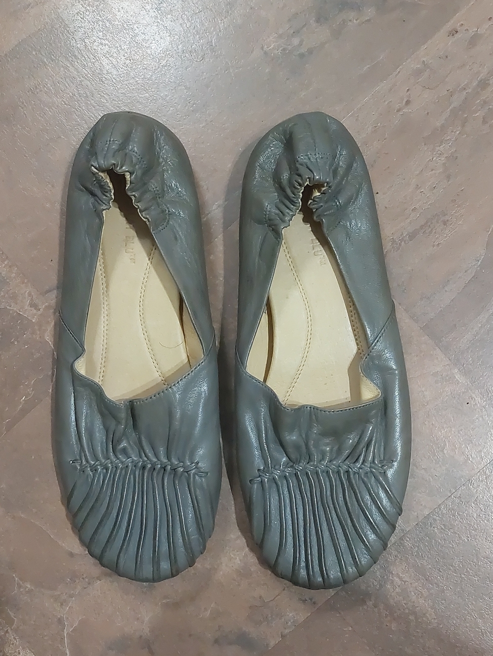 Chocolat Blu Leather Elastic-Top Women’s Ballet Flats in Grayish/ Olive